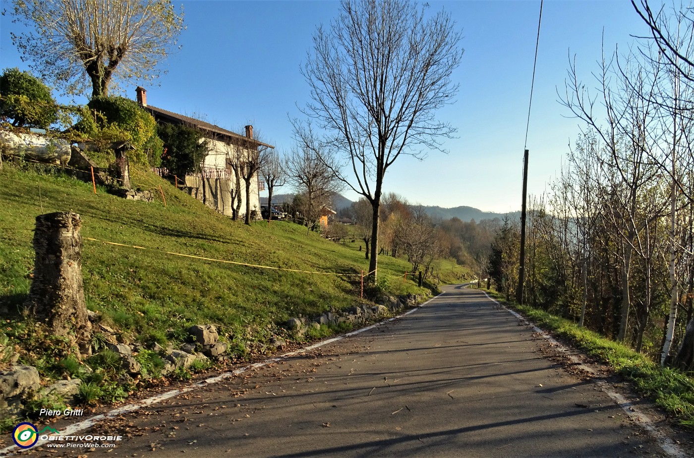 84 Il sentiero 505B in zona Cassarielli prosegue a sx su strada asfaltata per buon tratto.JPG